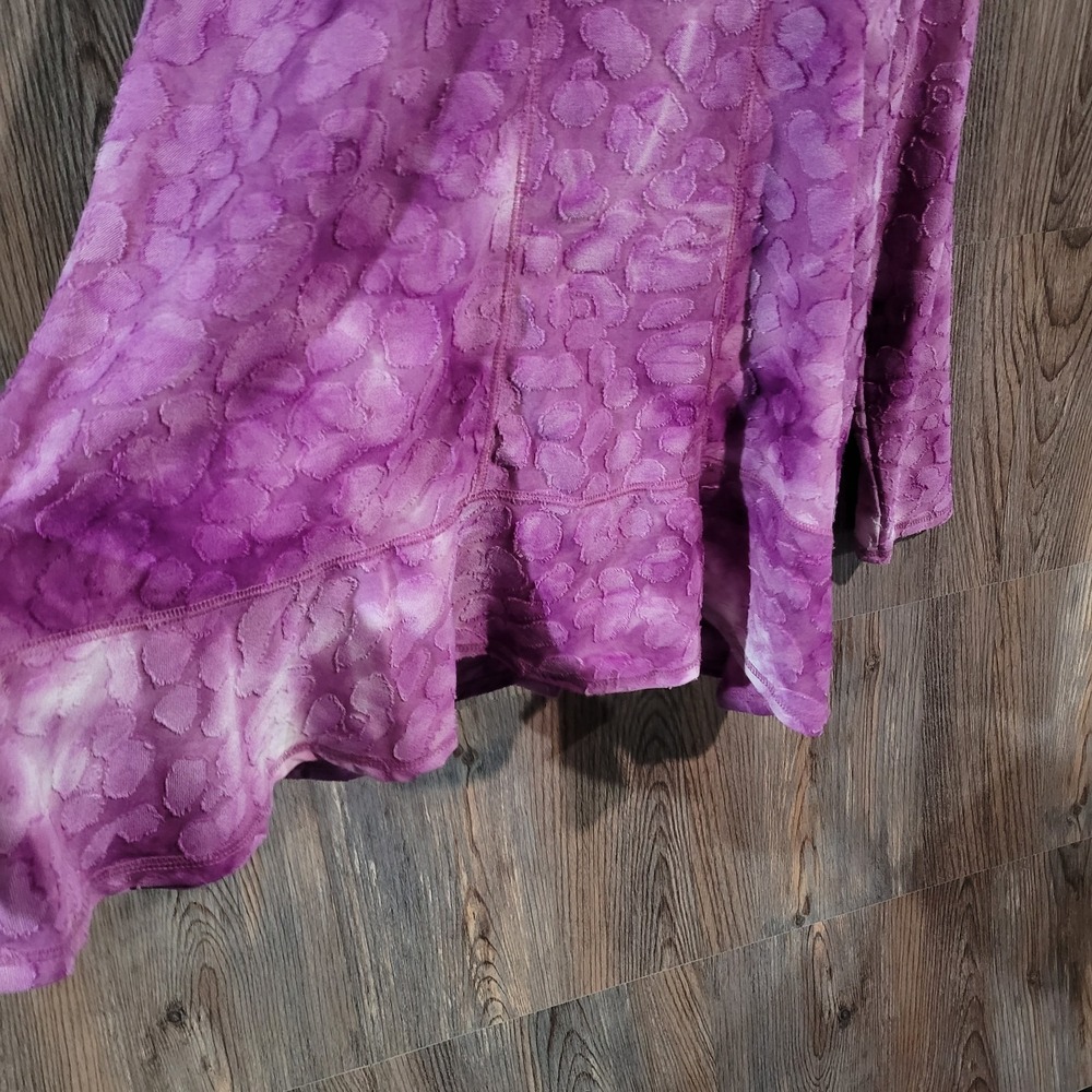 LOGO by Lori Goldstein Clipped Jacquard Top Sz L Purple Ruffle Peplum Hem Artsy - Picture 5 of 9